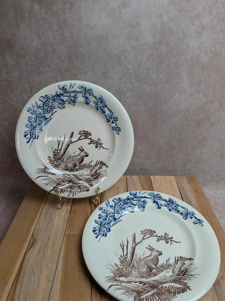 Lot de 2 assiettes Terre de Fer polychrome Clairefontaine modèle Chasse décor lièvre